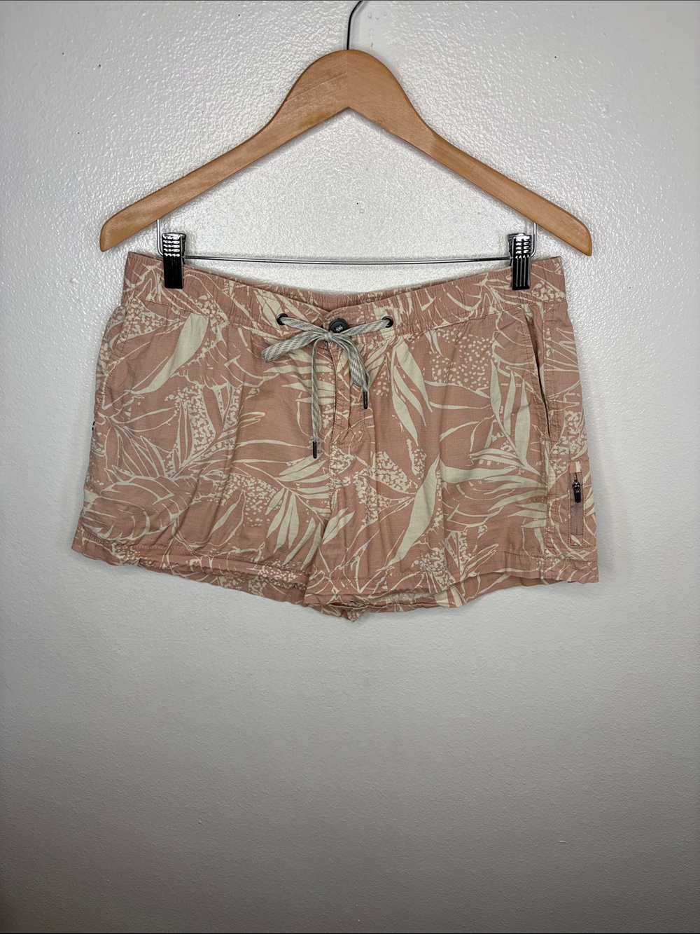 Vuori Pink Leaf Patterned Rip Stop Organic Cotton Shorts Women Size M